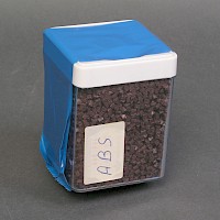 Dose mit Kunststoffgranulat (ABS)
