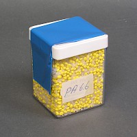 Dose mit Kunststoffgranulat (PA 6.6)